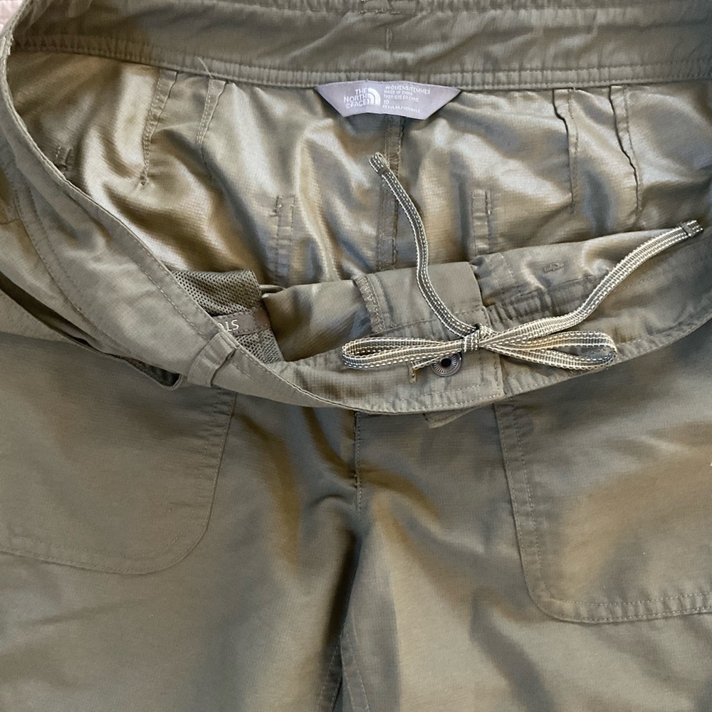 The North Face Women's Olive Capris Waterproof outdoor wear. - Picture 5 of 5